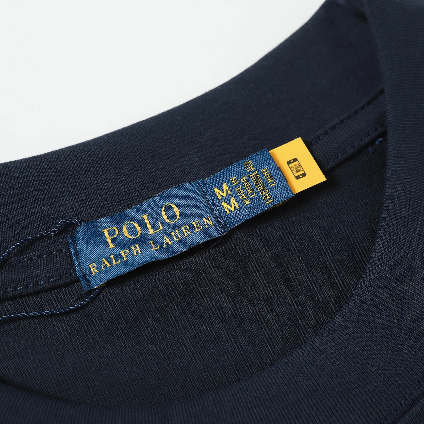 P130 Style number: A001 Brand reputation: Ralph Lauren is an internationally renowned high-end fashion brand, representing quality, style and status. Wearing its short sleeves can highlight consumers' taste and identity. Classic design: The brand has unique and enduring classic design elements, such as the polo logo, iconic color combinations, etc., which are both fashionable and recognizable. High-quality fabric: Made of double yarn 280g fabric, usually made of high-quality cotton fabric, which is soft, breathable, and sweat-absorbent, comfortable to wear, and suitable for various occasions and seasons. Exquisite craftsmanship: Pay attention to detail processing and production technology, neat stitching, and tailoring to ensure the durability and beauty of the clothing. Diversified styles: covering a variety of styles from casual to formal, simple to gorgeous, meeting the individual needs and wearing scenarios of different consumers. Strong matchability: Can be matched with a variety of bottoms, jackets and accessories to easily create a variety of different fashion looks. Inheritance and innovation: While maintaining the traditional charm of the brand, we constantly innovate designs and incorporate new fashion elements to keep our products attractive. Brand values: The American lifestyle and positive values ​​conveyed by Ralph Lauren are also recognized and yearned for by consumers. Color: Black White Gray Blue White Blue Red Pink Sky Blue Bean Green Burgundy Complete Sizes: S, M, L, XL,